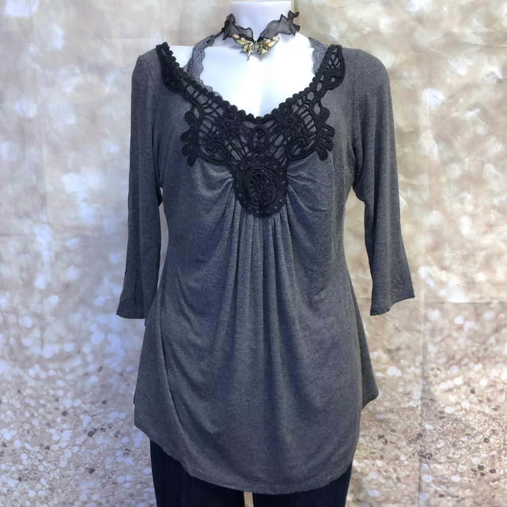 Women OliAn crocheted front blouse sz large 👑